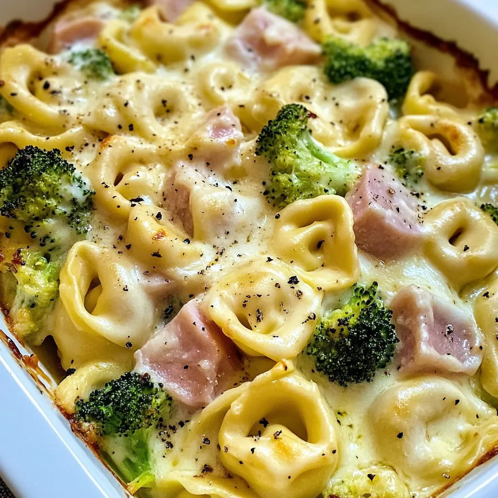 Eine Schüssel mit Pasta, Broccoli und Ham.