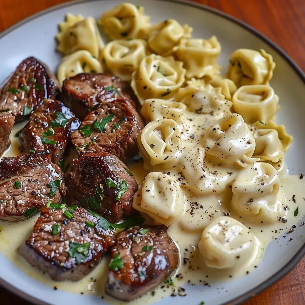 Ein Plate mit gegrilltem Fleisch, Pasta und Käse.
