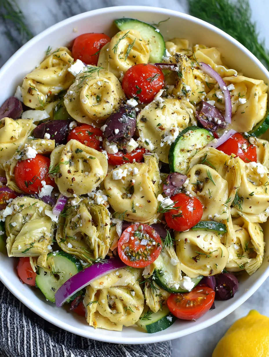 Ein weißer Becher mit einer Mischung aus Pasta, Tomaten, Zucchini, Basilikum und Parmesan.