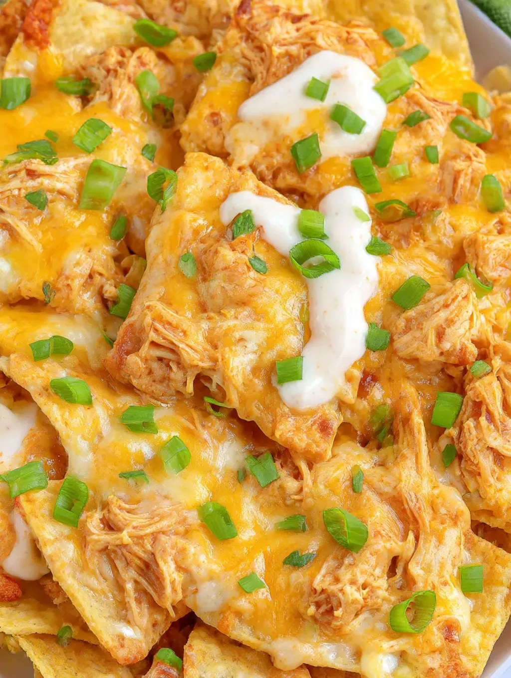 Eine Schüssel mit Käse- und Koriander-topped nachos.