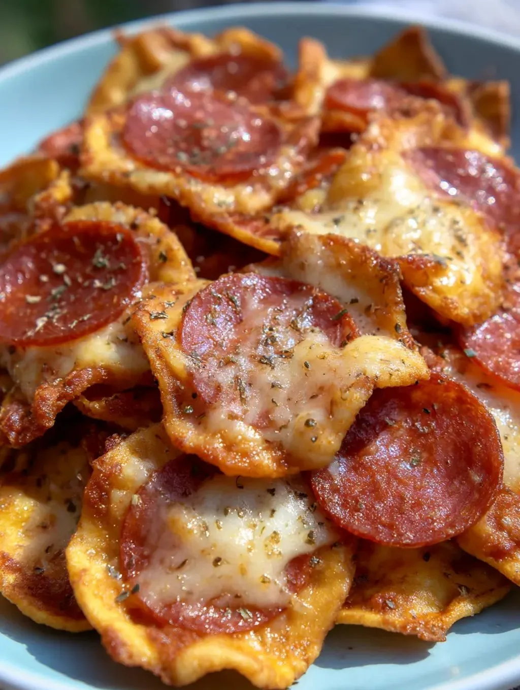 Eine Schüssel mit 2 Ingredient Pizza Chips, die aus Pizza und Pasta bestehen.