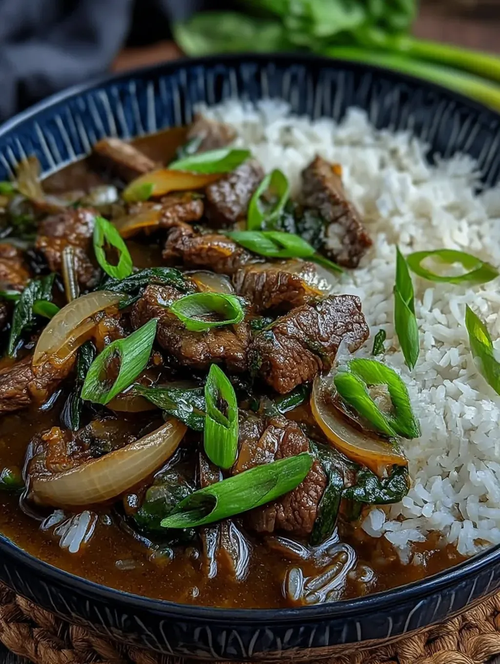 Ein chinesischer Rindfleisch- und Zwiebel-Stir-Fry in einem schwarzen Teller.