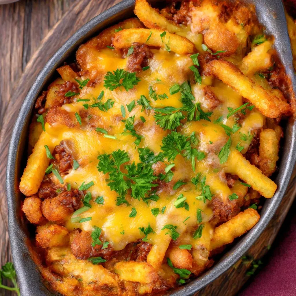 Ein Beef Cheese Casserole mit French Fries.