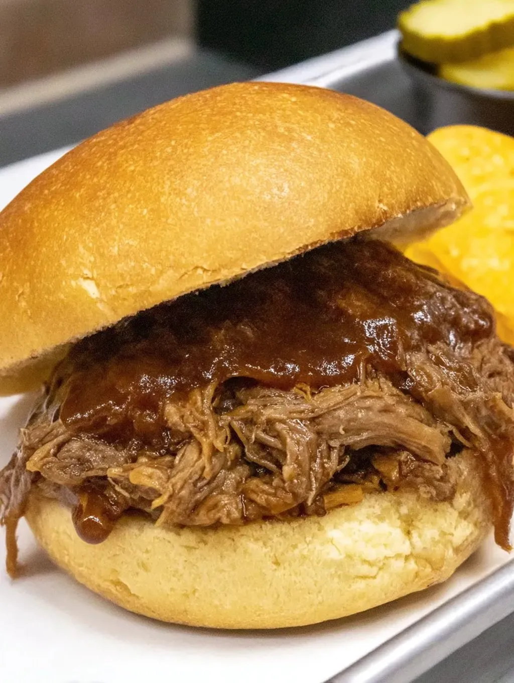 Ein Pulled Beef BBQ Sandwich auf einem Wecker.