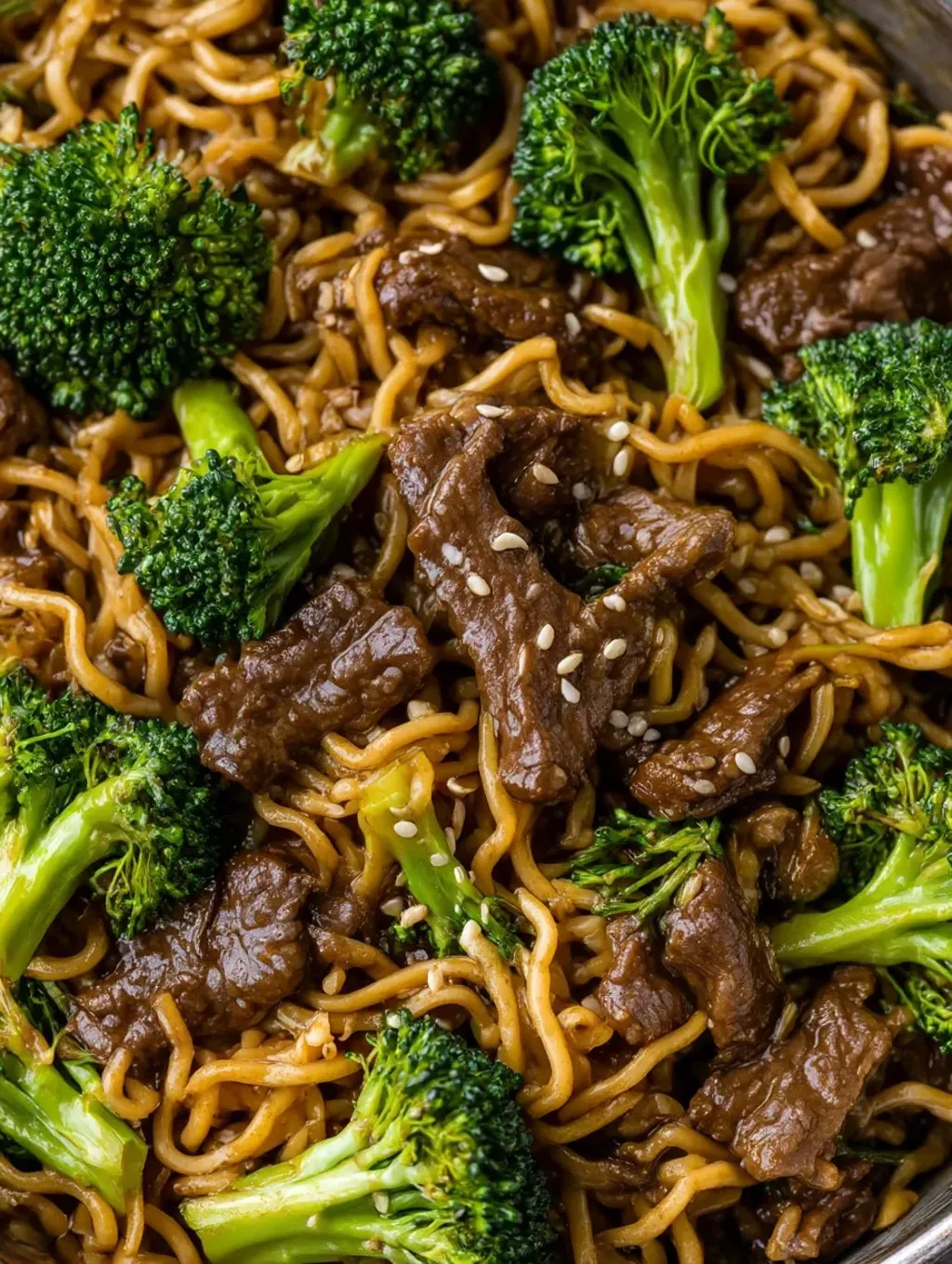 Ein Bild von einer Ramen-Gerichte, die mit Beef Teriyaki und vielen Broccoli-Blättern zubereitet wurde.