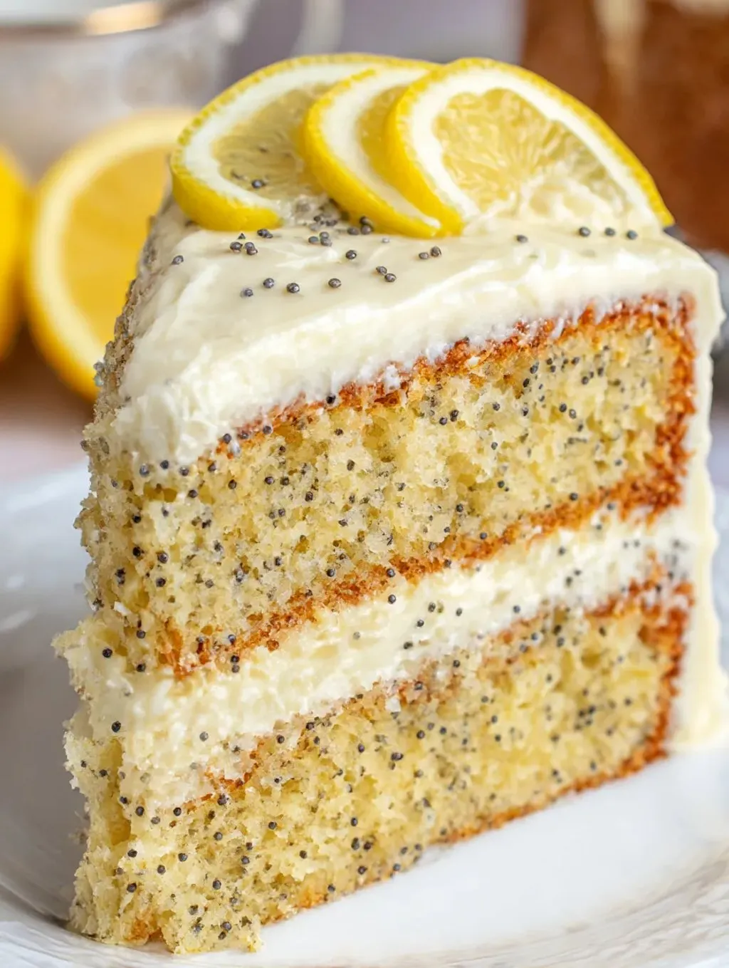 Ein Stück Easy Lemon Birthday Cake mit Zitronen und Mandeln.