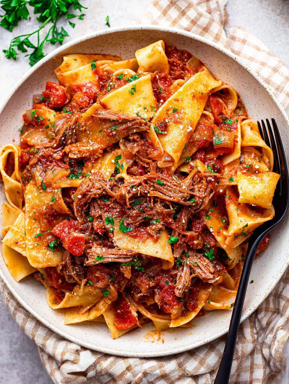 Ein Schälchen mit Pasta, Rindfleisch und Tomaten.