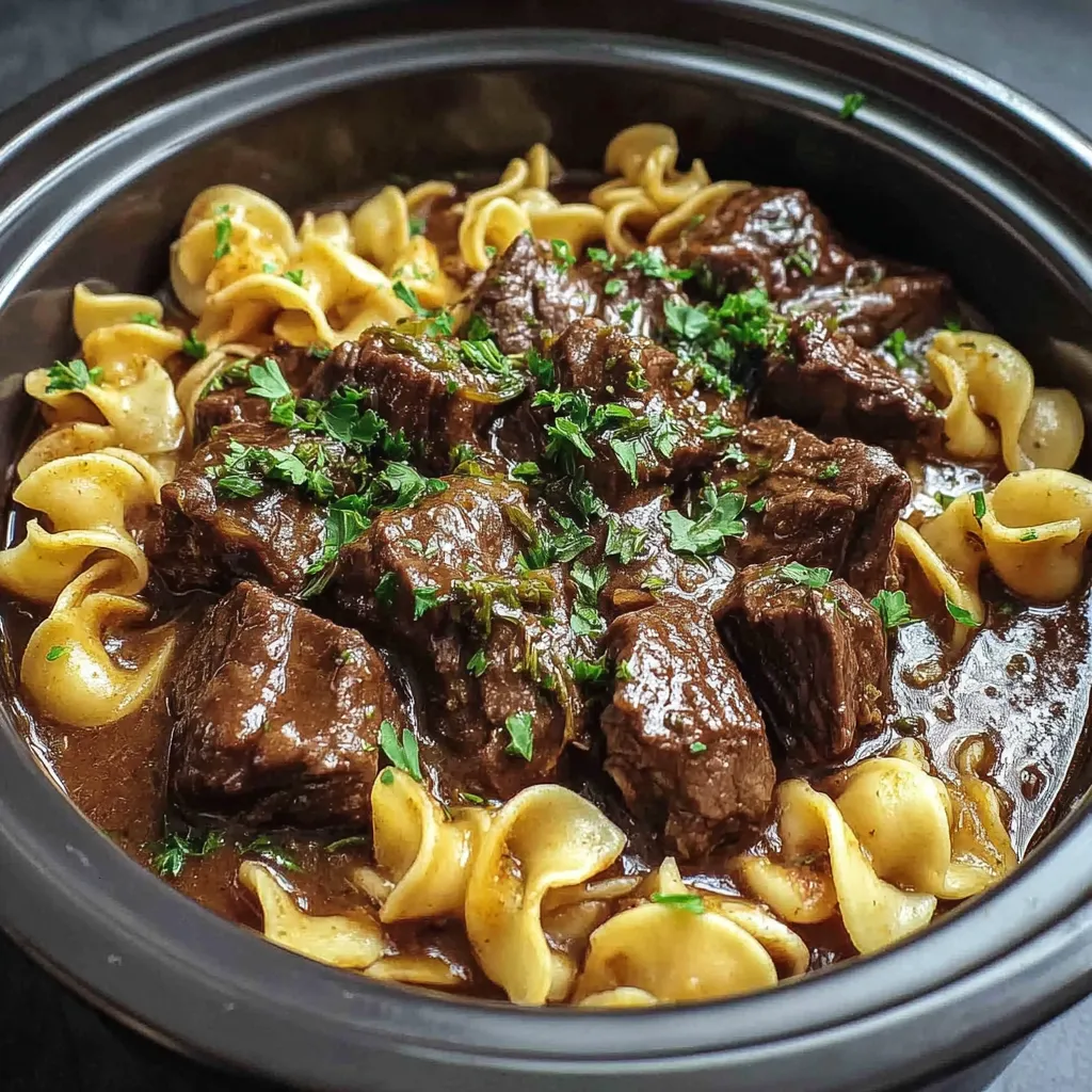 Ein Schüssel mit Nudelsuppe und gerösteten Nudeln.