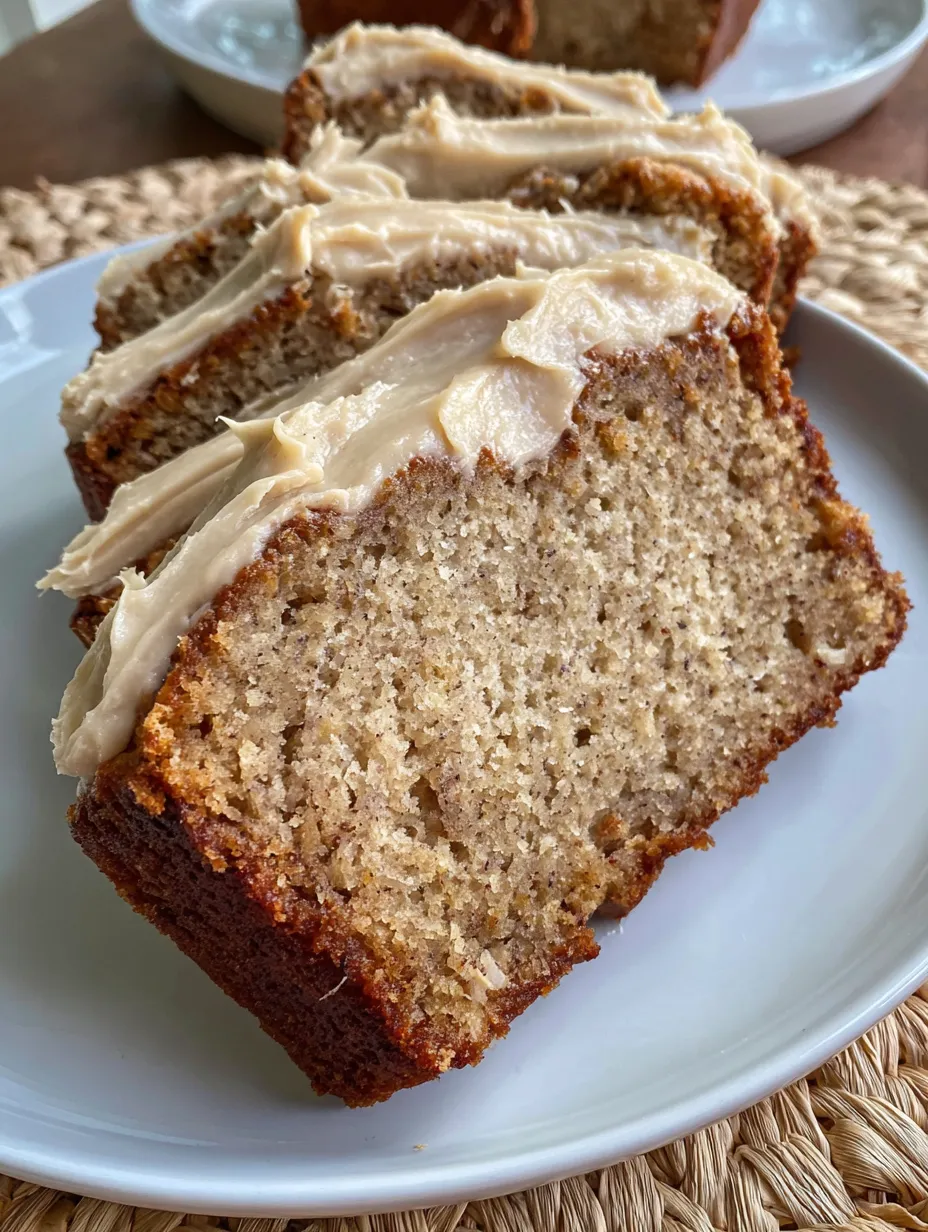 Ein St&uuml;ck Kuchen auf einem wei&szlig;en Teller.