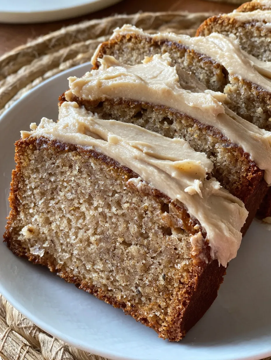 Eine Tafel mit einer Schicht von Bananenbrot auf einem weißen Teller.