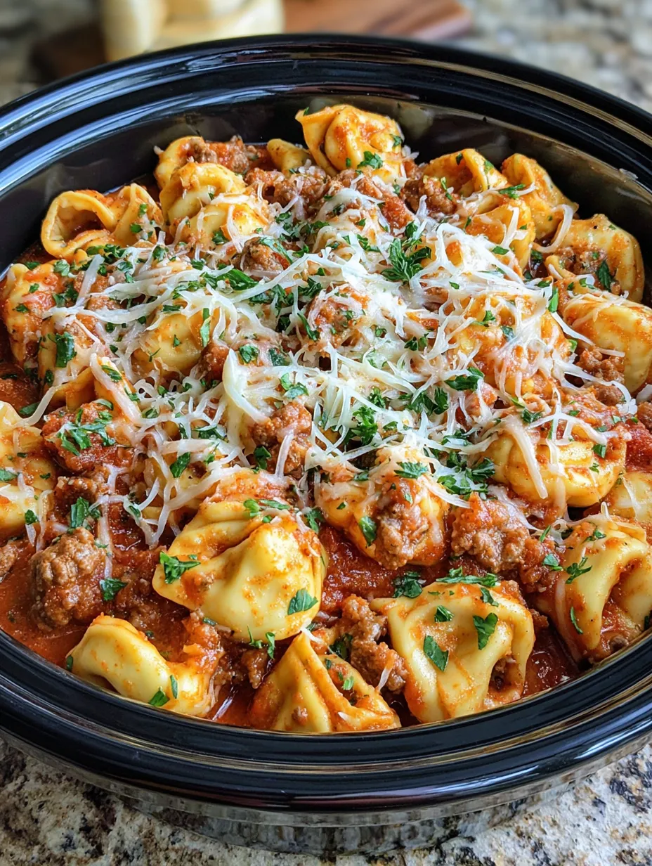 Ein Kessel voller Penne mit Rindfleisch und Käse.