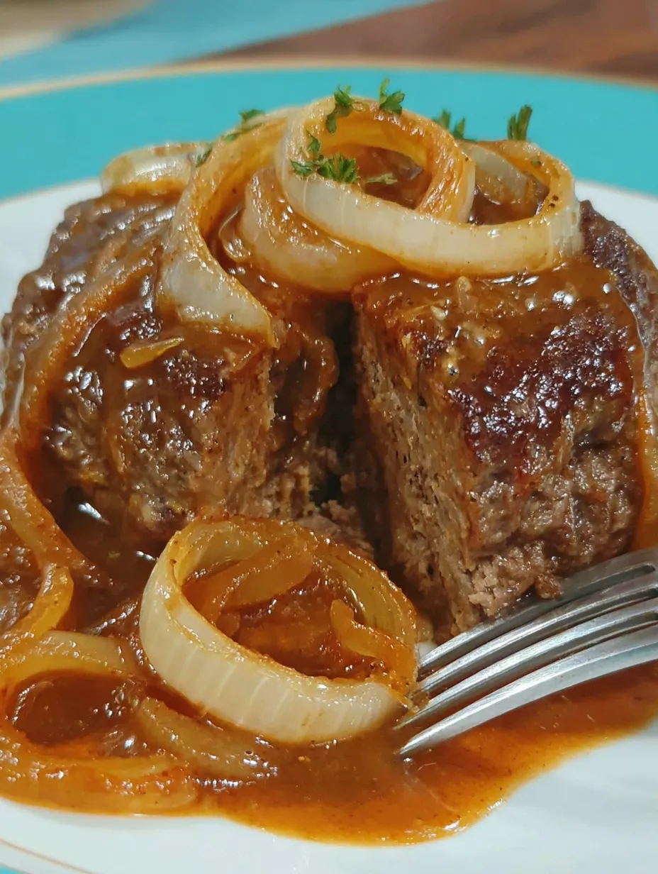 Eine Platte mit gegrilltem Fleisch und Zwiebeln, die mit Sauce garniert sind.