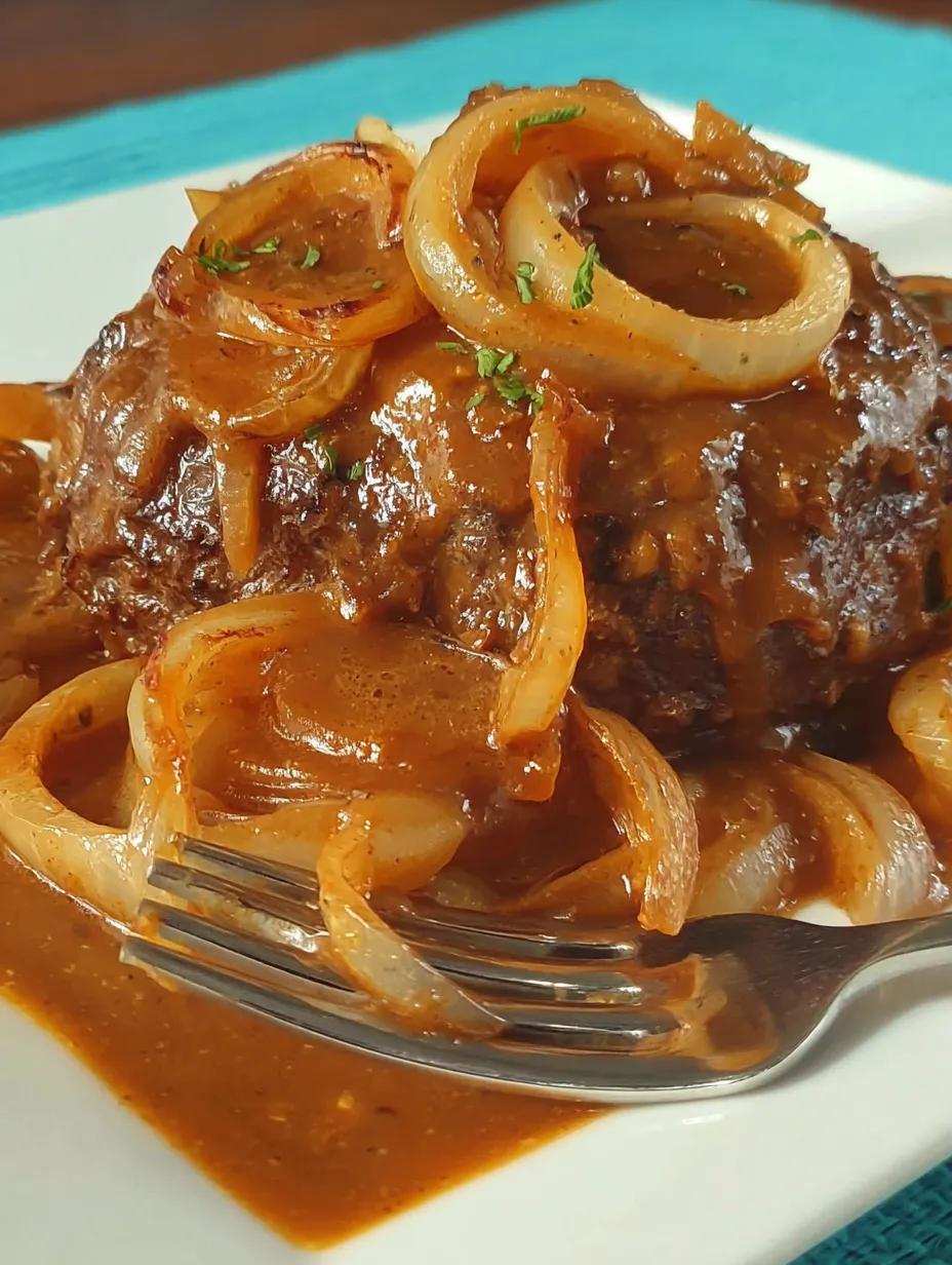 Eine Schüssel mit gegrilltem Fleisch und Zwiebeln.