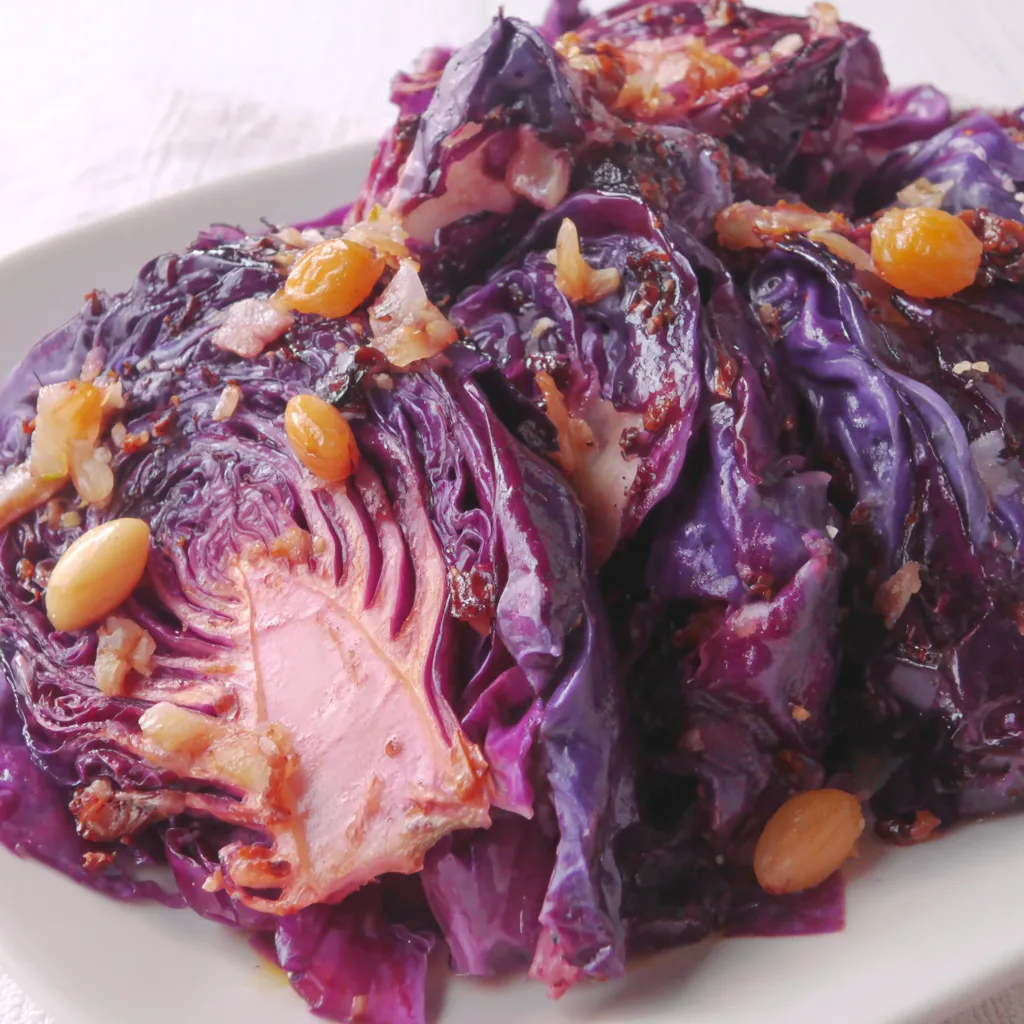 Ein weißes Tischtuch unter einem Beet-Salat.