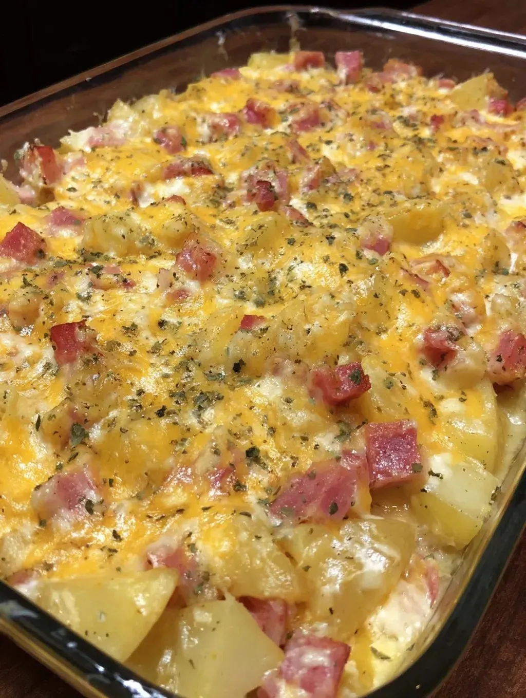 Eine Schüssel mit Käse- und Zwiebel-Toast, die in einem Glas mit einer Glaskante präsentiert wird.