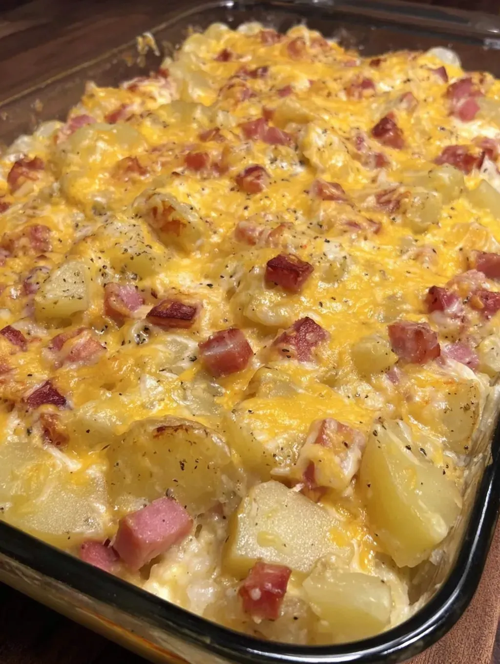 Eine Schüssel mit Kartoffeln und Rindfleisch.