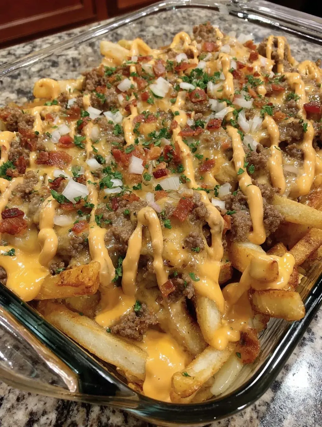 Eine Platte mit Frites und Käse, die mit Ketchup und Mayonnaise garniert sind.