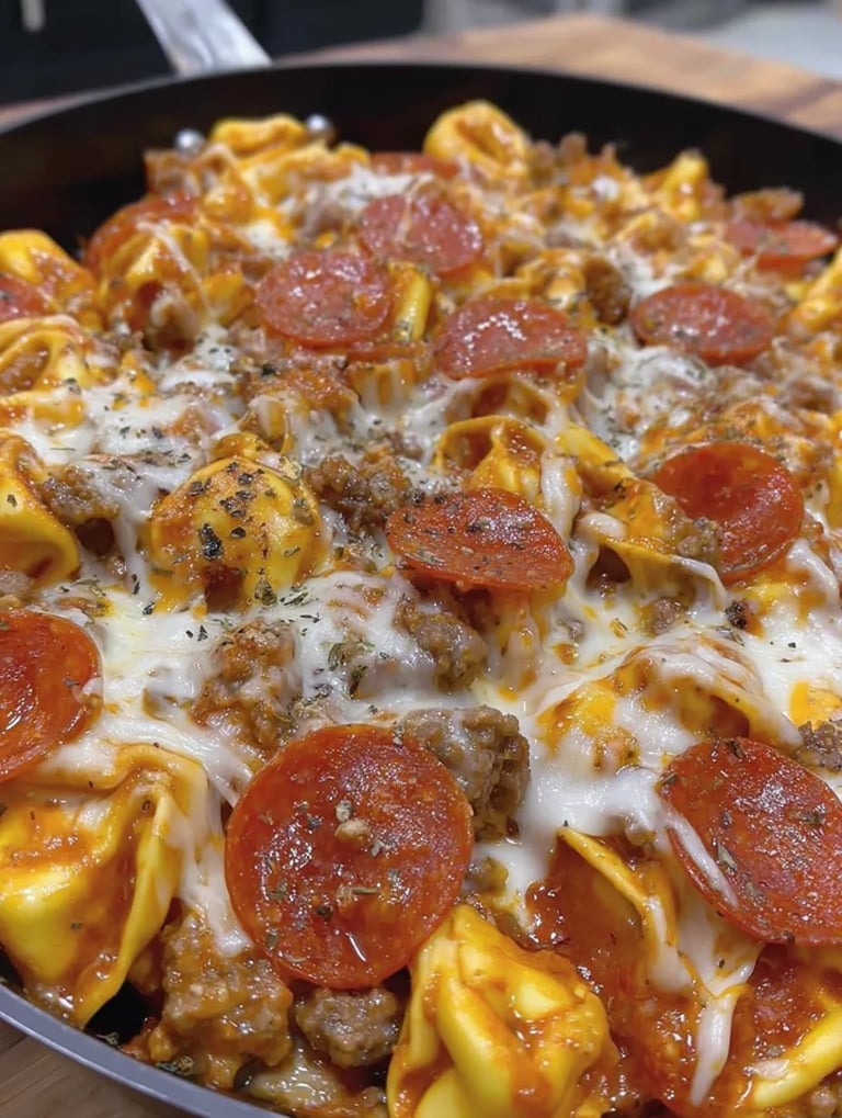 Eine Schüssel mit Pizza, die mit Tomaten, Mozzarella und Käse zubereitet wurde.