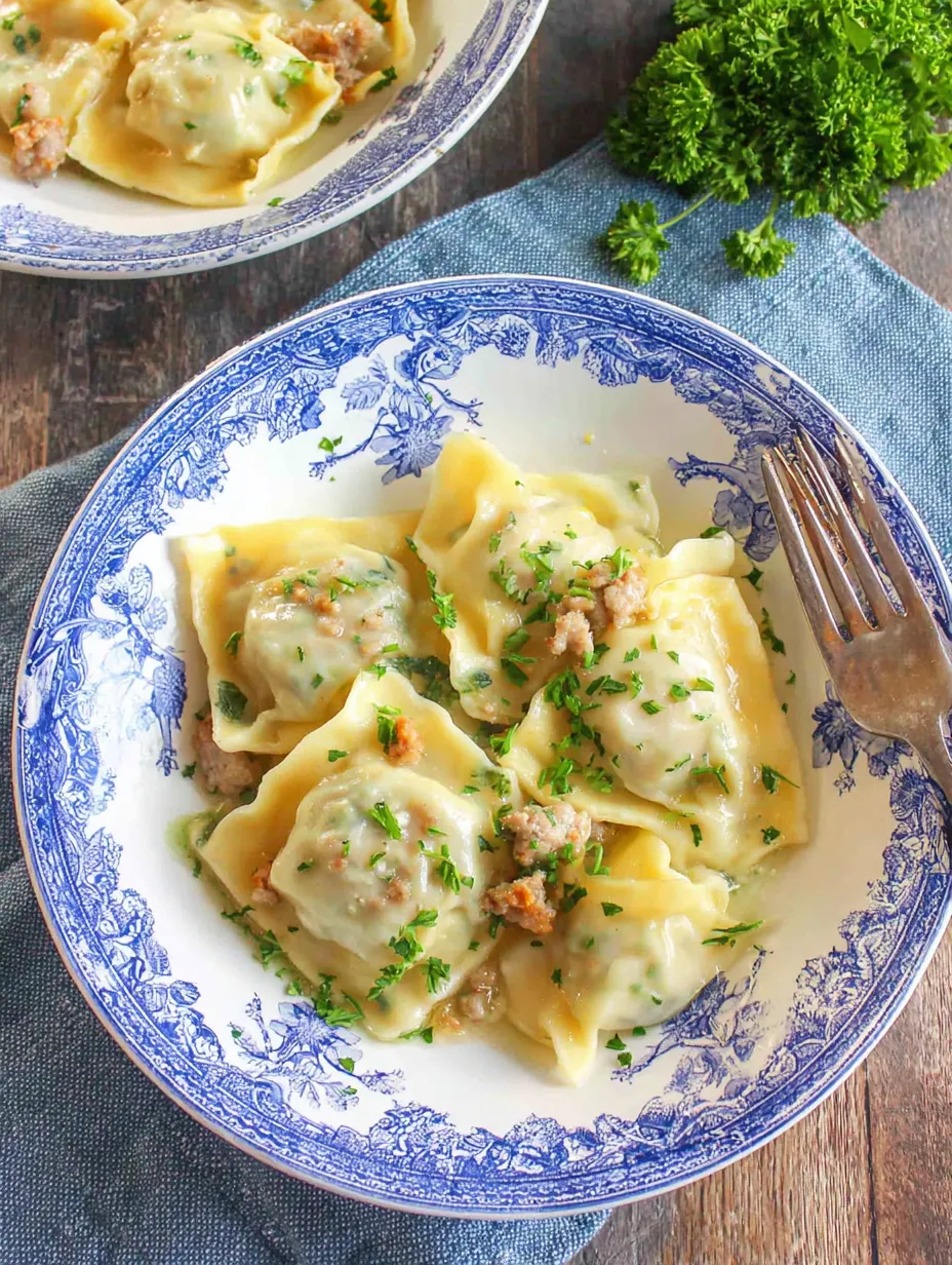 Ein weißes Plateau mit pastasalat auf einem Tisch.