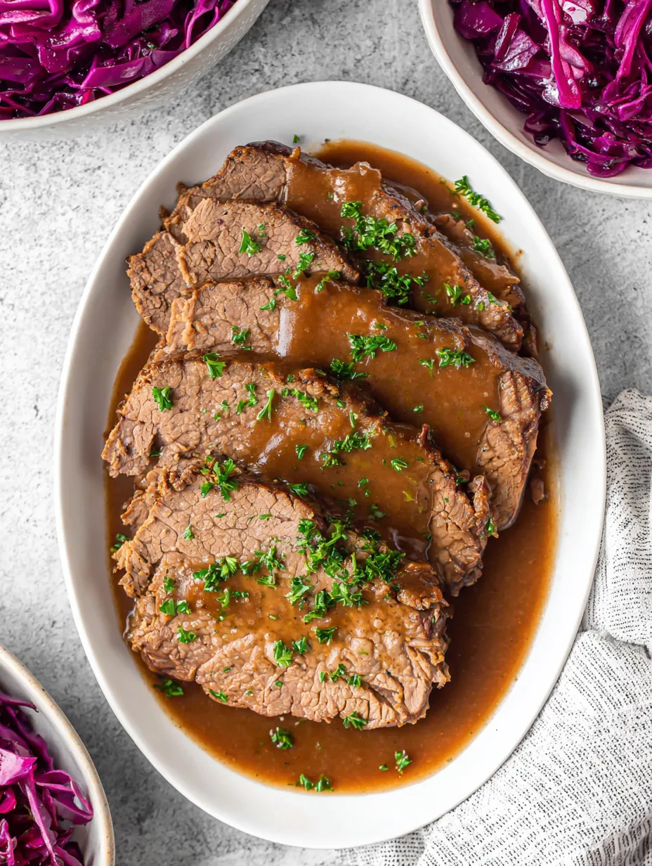 Ein weißer Teller mit braunem Fleisch und Sauce.
