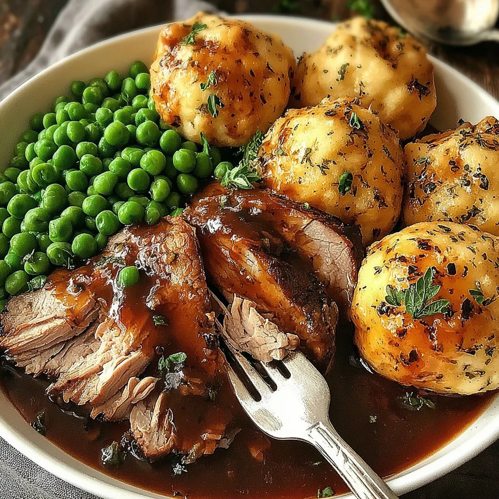 Ein weißer Teller mit einer Mischung aus Fleisch, Kartoffeln, Bohnen und einer Sauce.