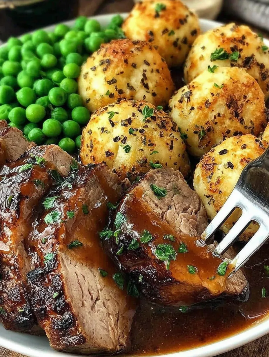 Ein gegrilltes Steak mit Sauce und Kartoffeln auf einem Teller.