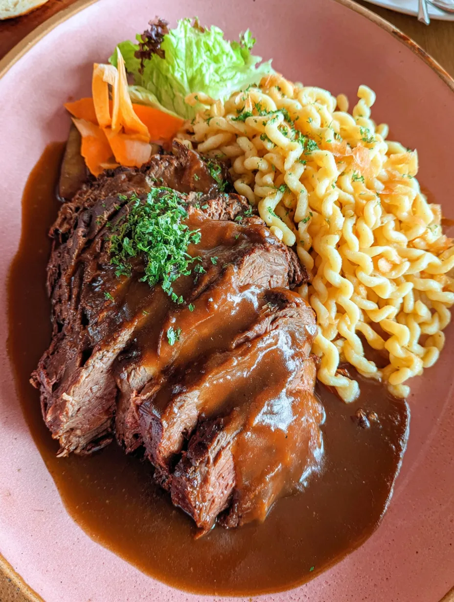 Ein rohes Steak mit Sauce auf einem Teller.
