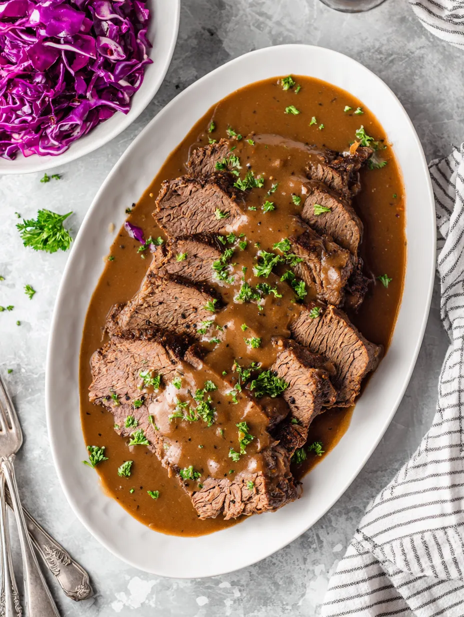 Ein Plate mit Steak, das in einer Sauce mit Zwiebeln und Knoblauch serviert wird.