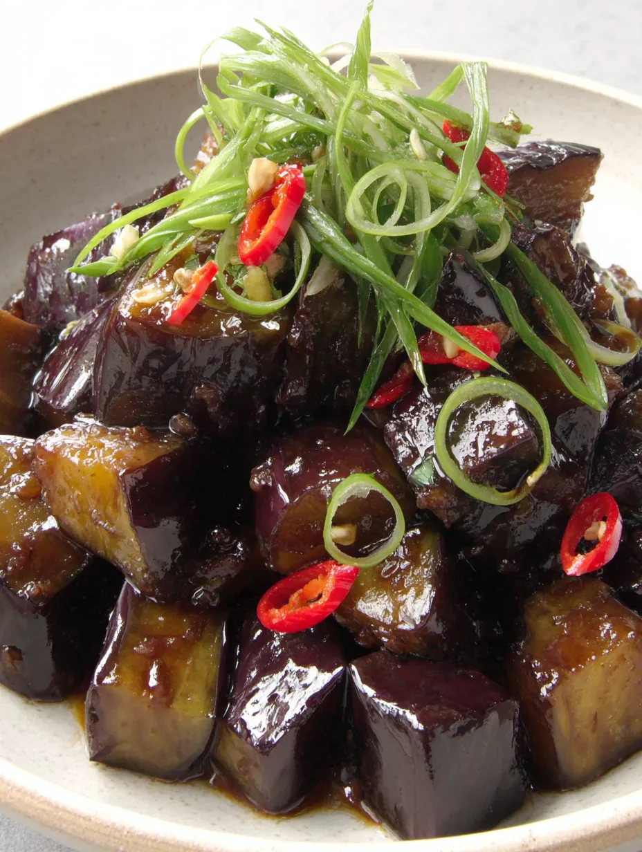 Ein Bild von einer Schüssel mit einer Mischung aus Gemüse, darunter Gurken, und einer Sauce.