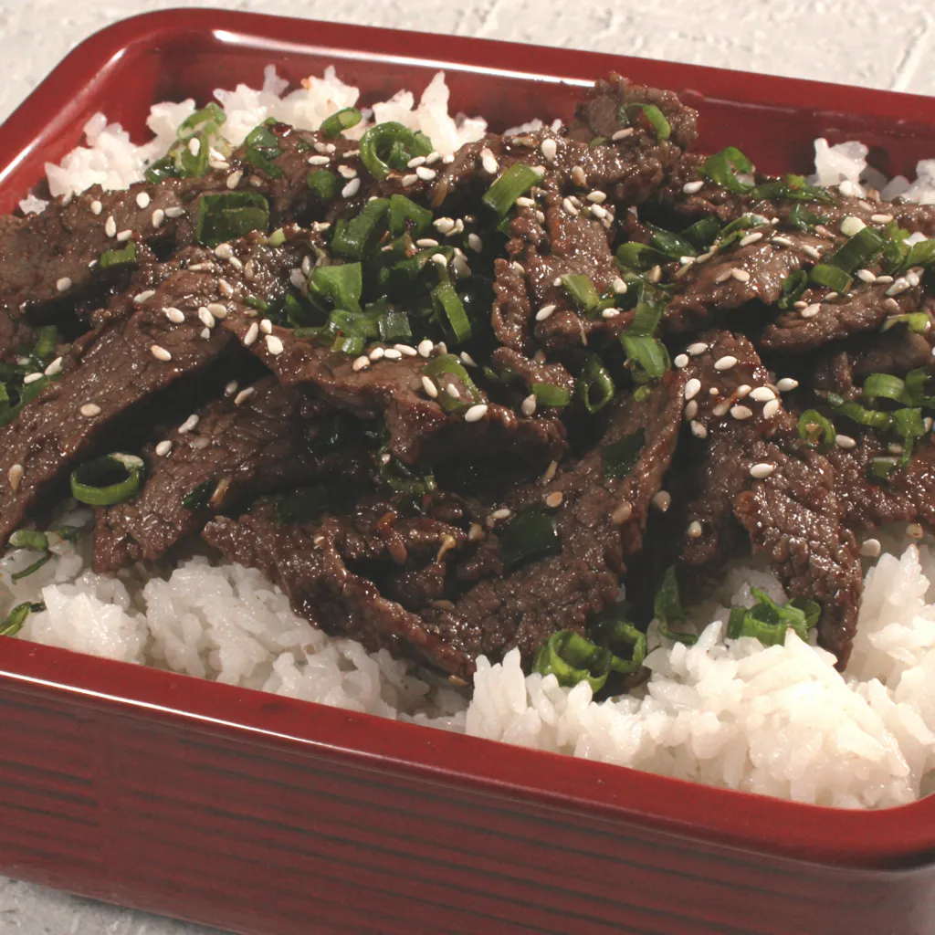 Ein Becher mit Rice und Steak.