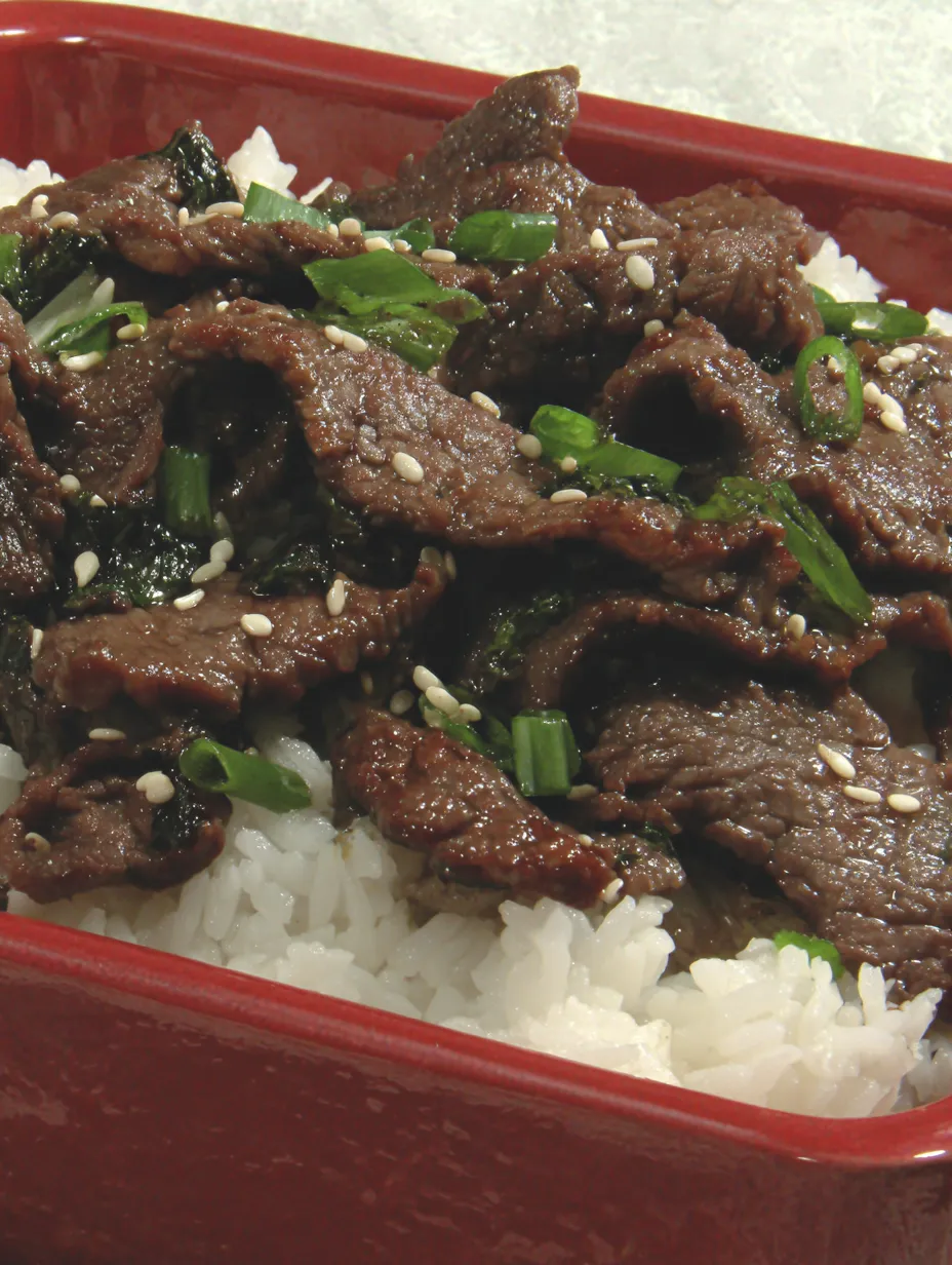 Ein Becher mit Rice und Beef-Wurst.