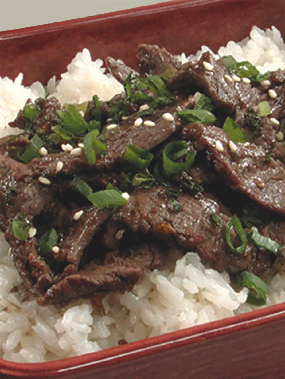 Ein Bild von Rice mit belegten Steak-Knöcheln.