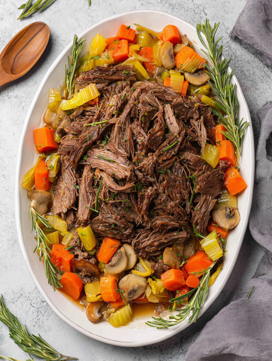 Ein weißer Teller mit einer Mischung aus Fleisch, Gemüse und Kräutern.