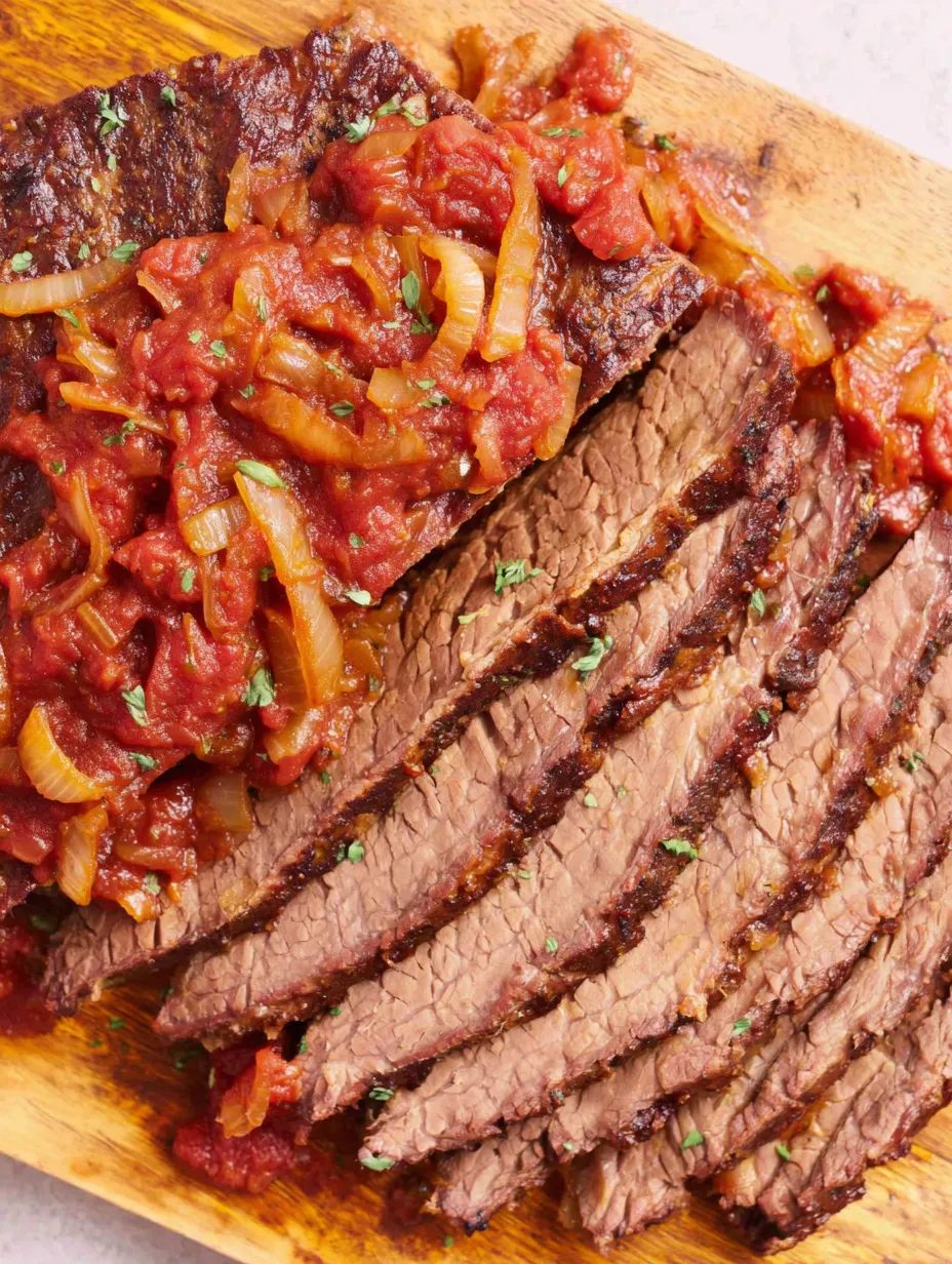 Eine prägnante Bildbeschreibung auf Deutsch lautet: "Ein Stück Rindfleisch mit Sauce auf einem Teller.