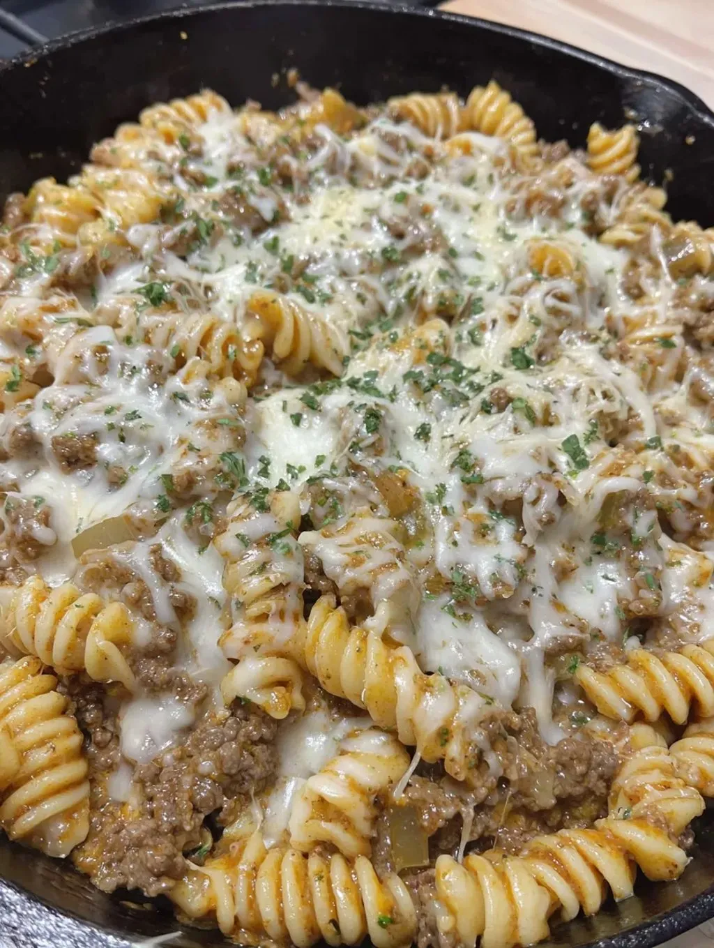 Eine Schüssel mit Pasta und Rindfleisch.