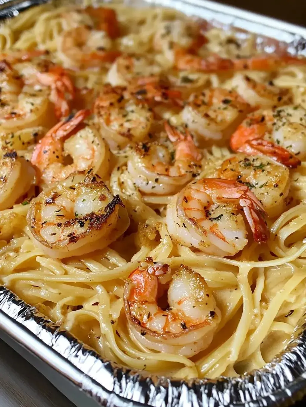 Eine Tafel mit Pasta und Shrimp.