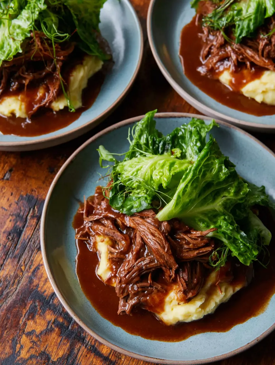 Ein Plate mit Beefsteak und Kartoffeln.