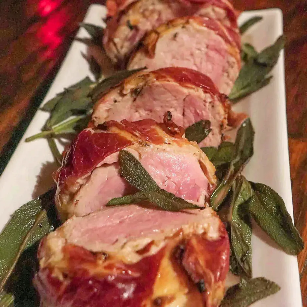 Eine Platte mit sechs Scheiben von Rindfleisch, die mit Zwiebeln und anderen Zutaten garniert sind.