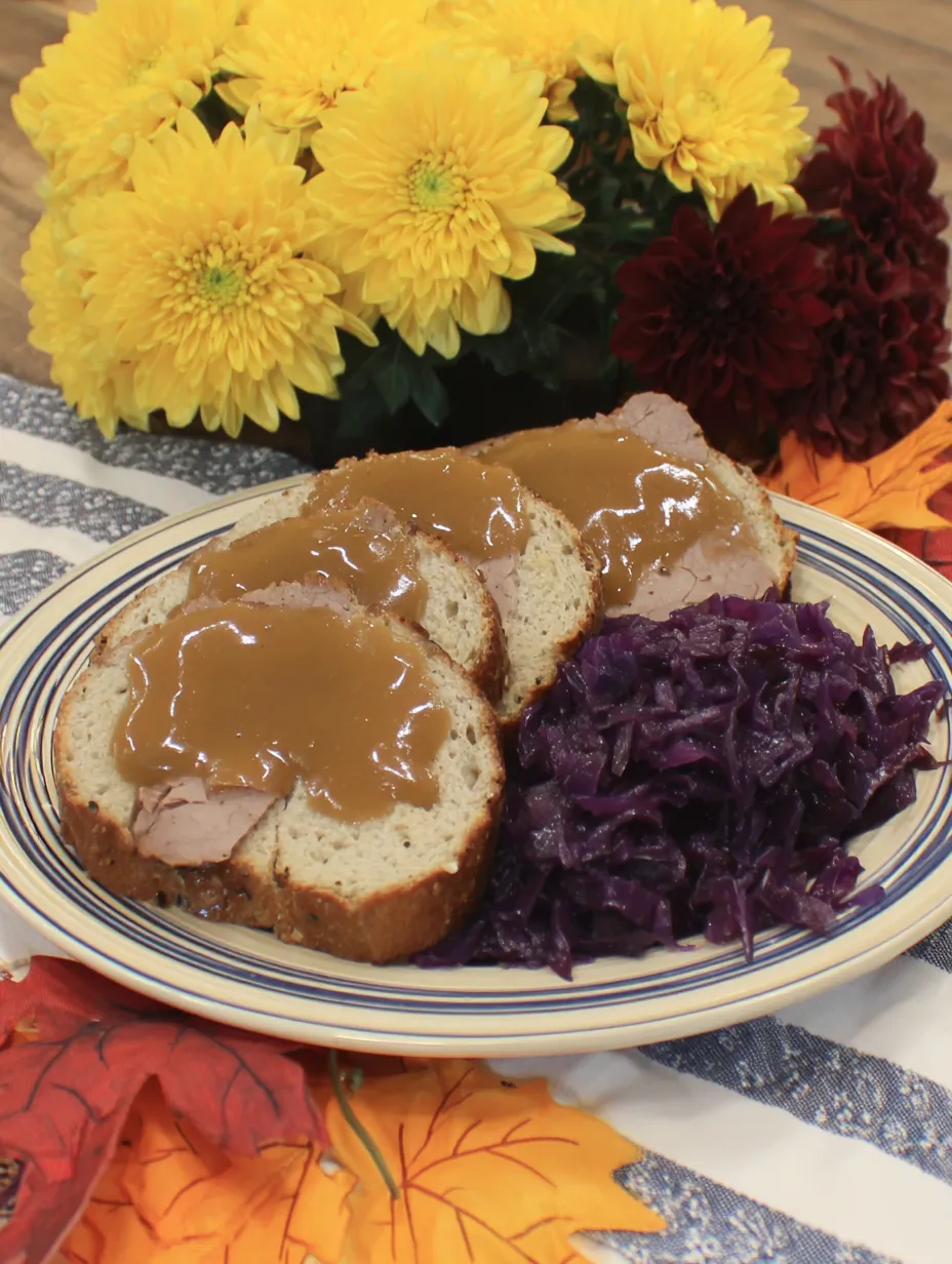 Ein weißer Teller mit zwei Sandwiches, die mit Sauce und Käse bedeckt sind.