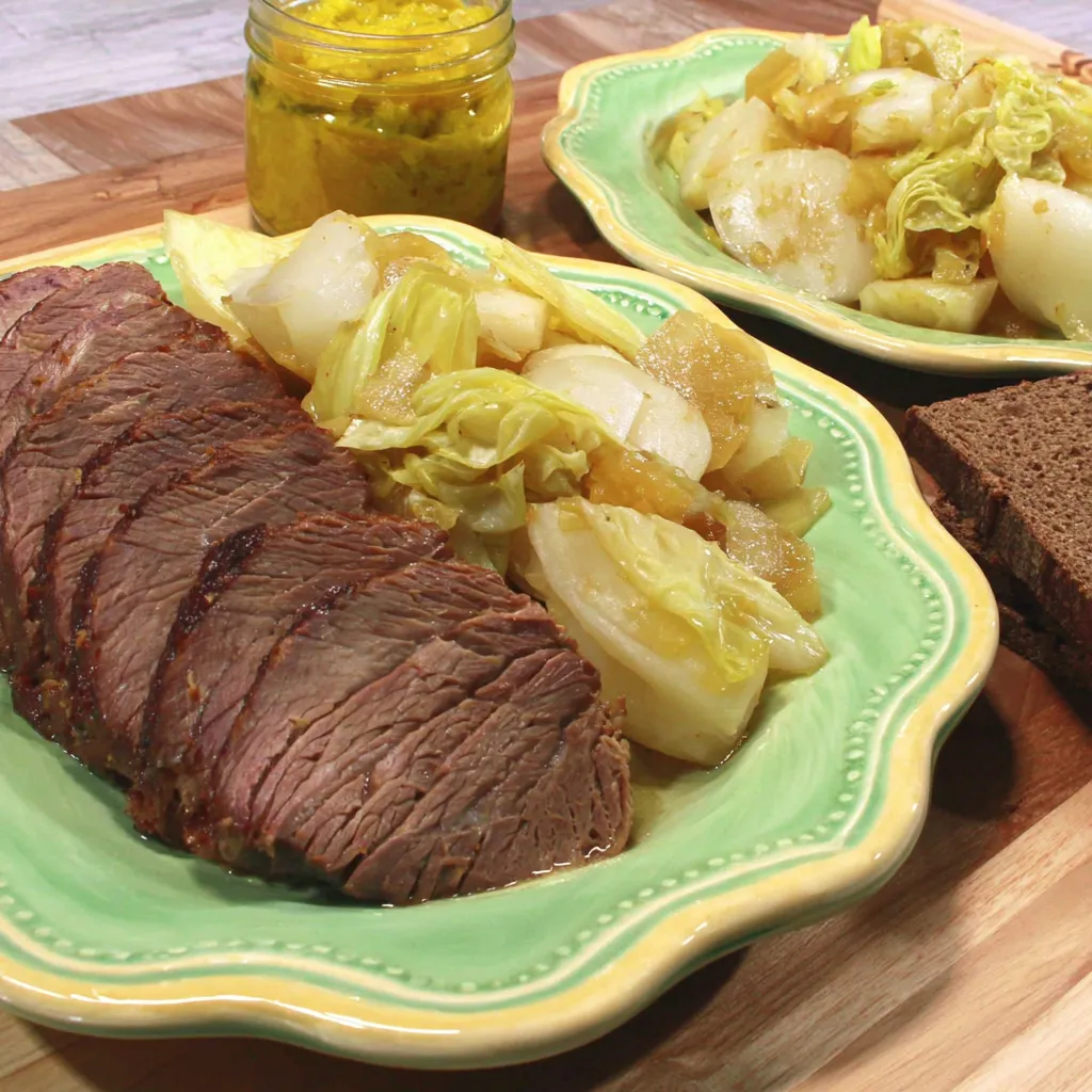 Ein grünes Gemüse auf einem Teller.