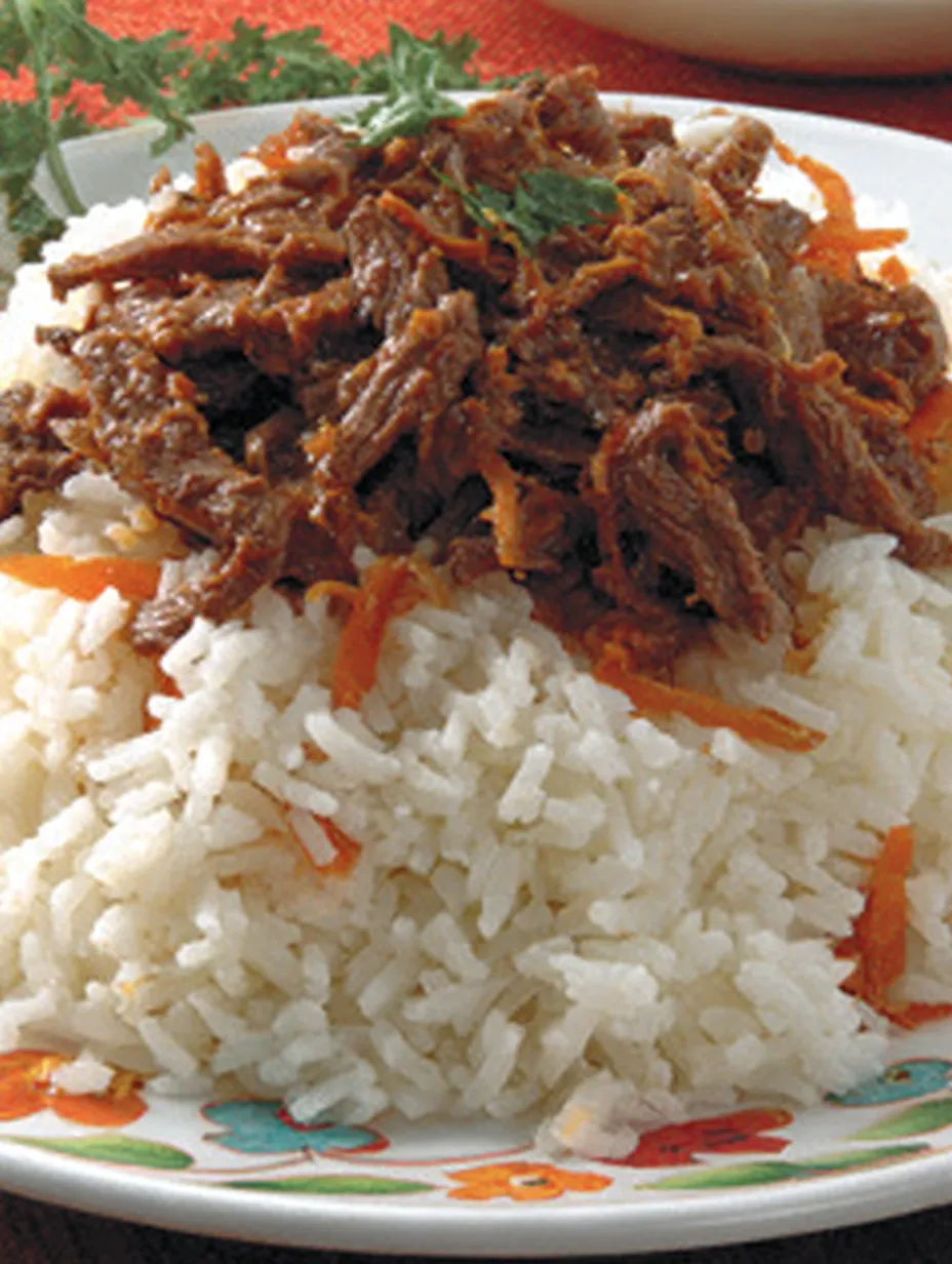 Rice mit Beef und Zwiebeln.