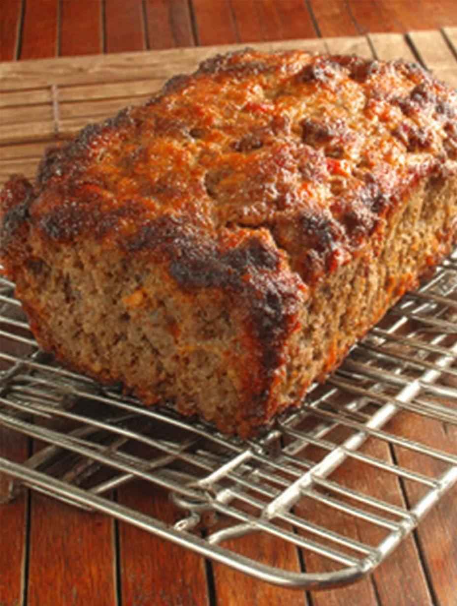 Ein Baguette aus Brot auf einem Metallnetz.