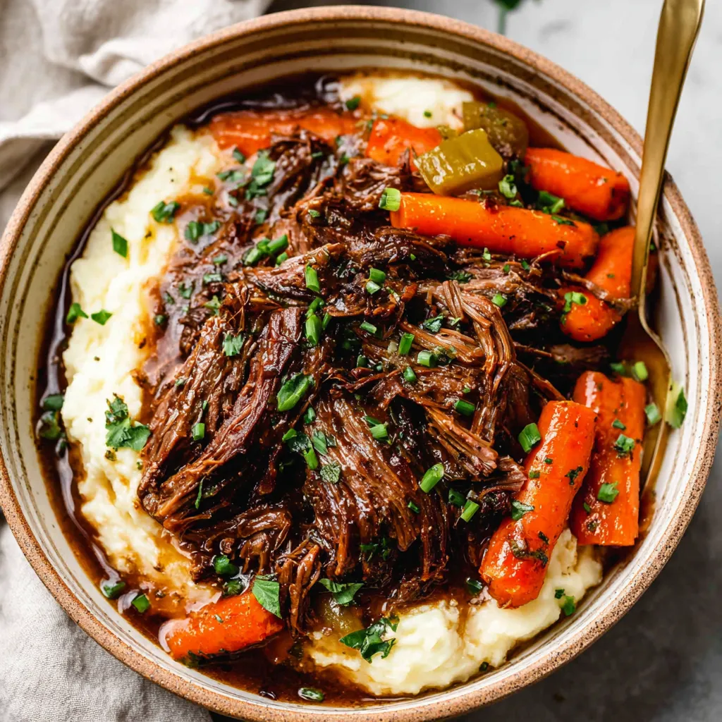 Ein Glas mit Beefsteak und Karotten.