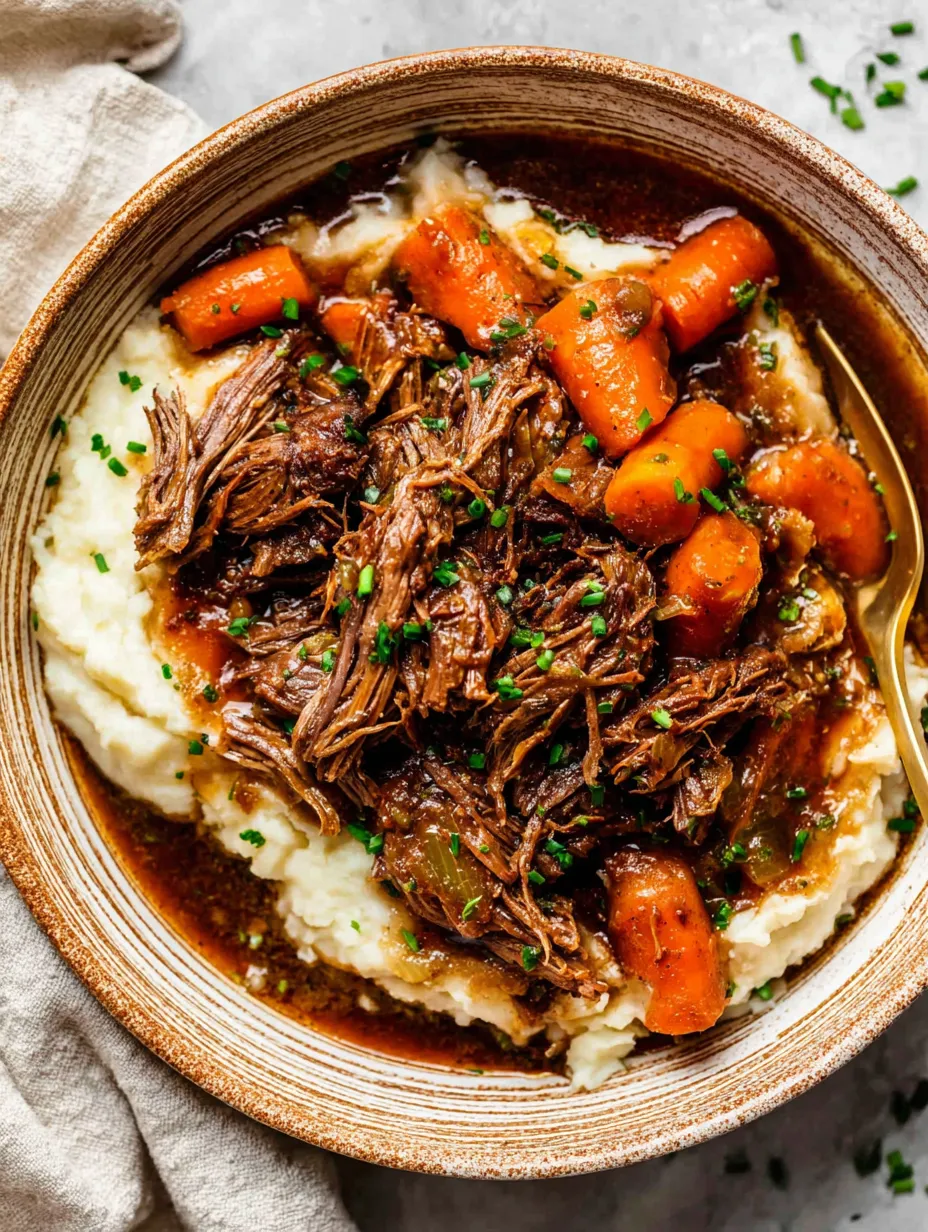 Ein Schüssel mit gegrilltem Fleisch, Kartoffeln und Karotten.