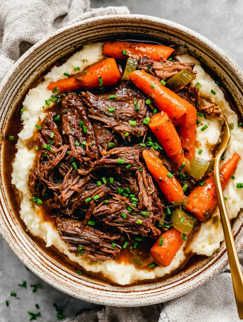 Ein Bild von einer Schüssel mit gegrilltem Fleisch, gegrillten Karotten und Kartoffeln.