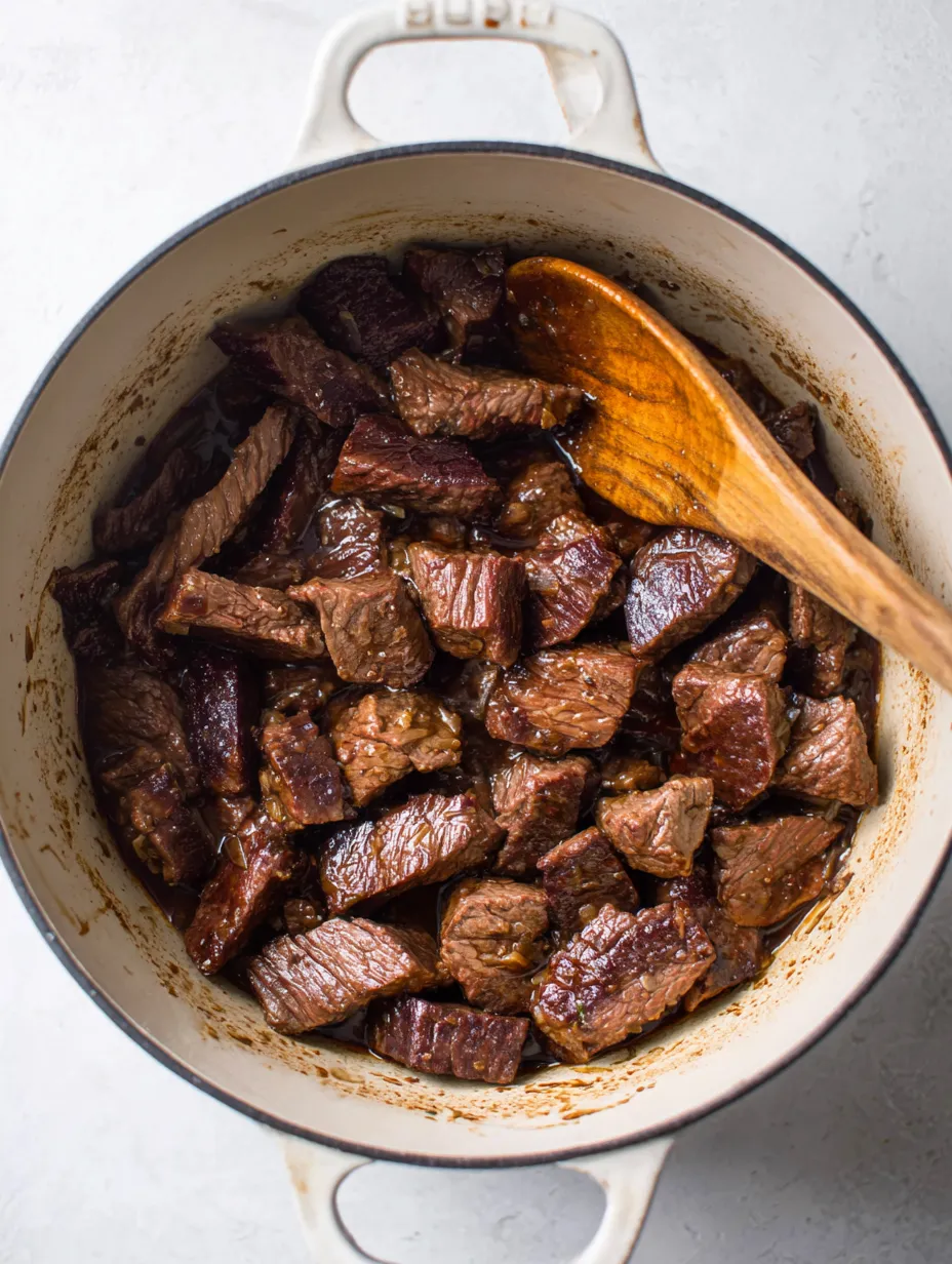 Ein Topf mit Rindfleisch in einer Sauce.