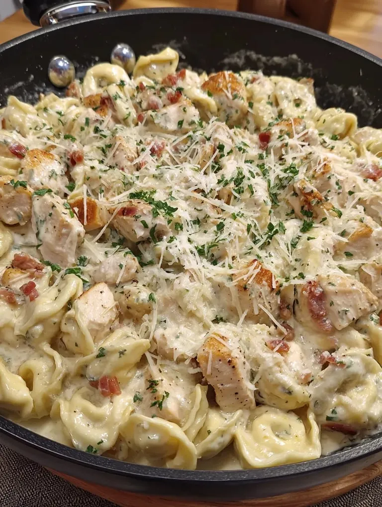 Eine Schüssel mit Pasta, Chicken und Parmesan.