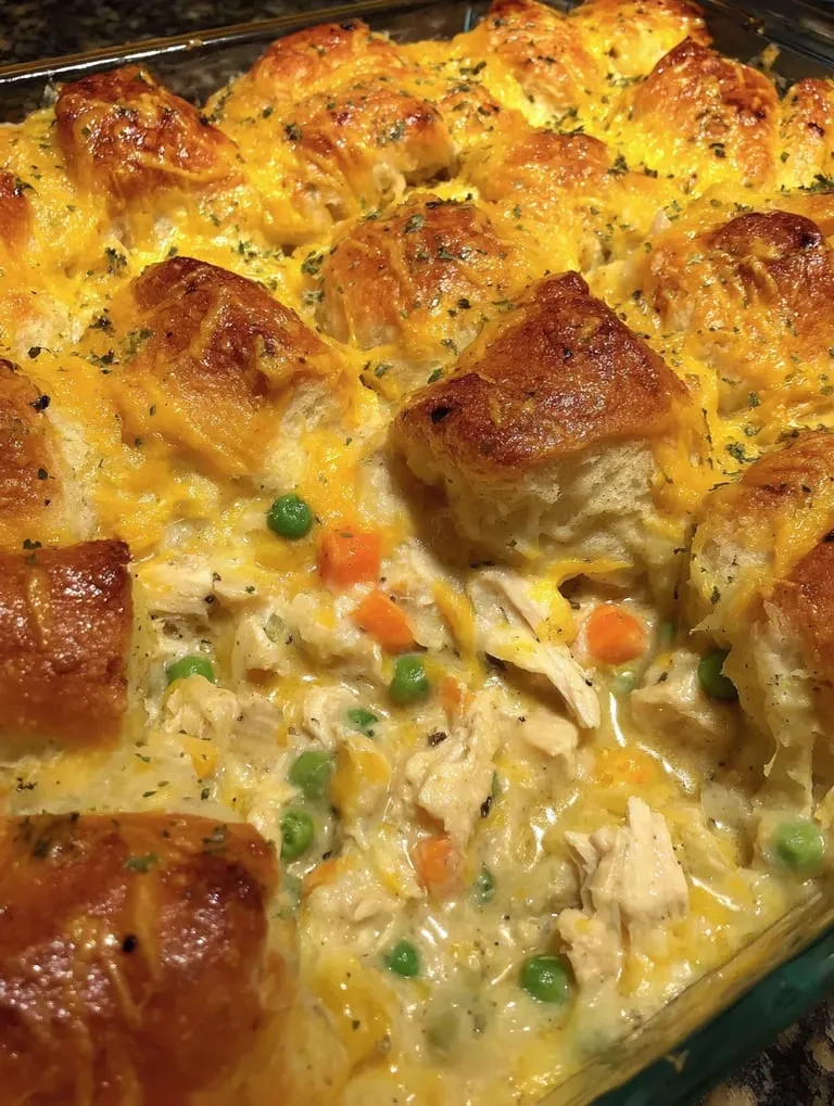 Eine Schüssel mit einer Mischung aus Käse, Kartoffeln, Karotten und Zwiebeln.