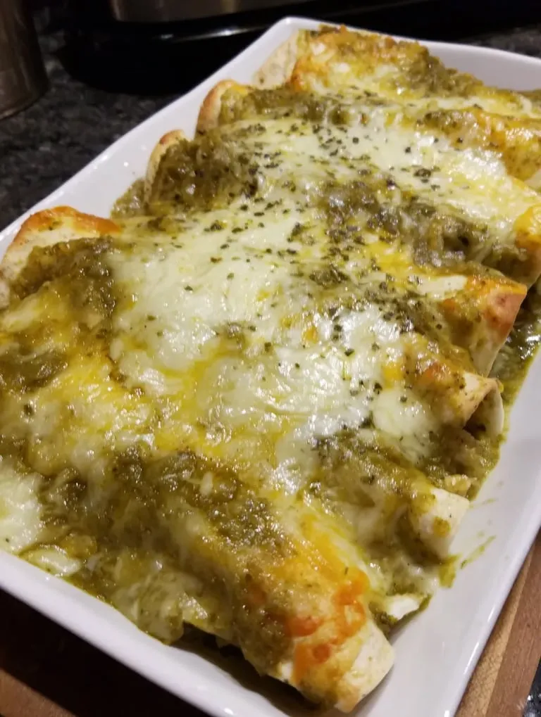 Ein weißer Teller mit einer Mischung aus Käse, Tomaten und Paprika.