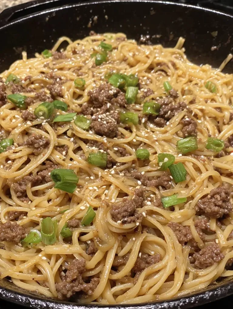 Eine Schüssel mit einer Mischung aus Rindfleisch, Zwiebeln und Reis.